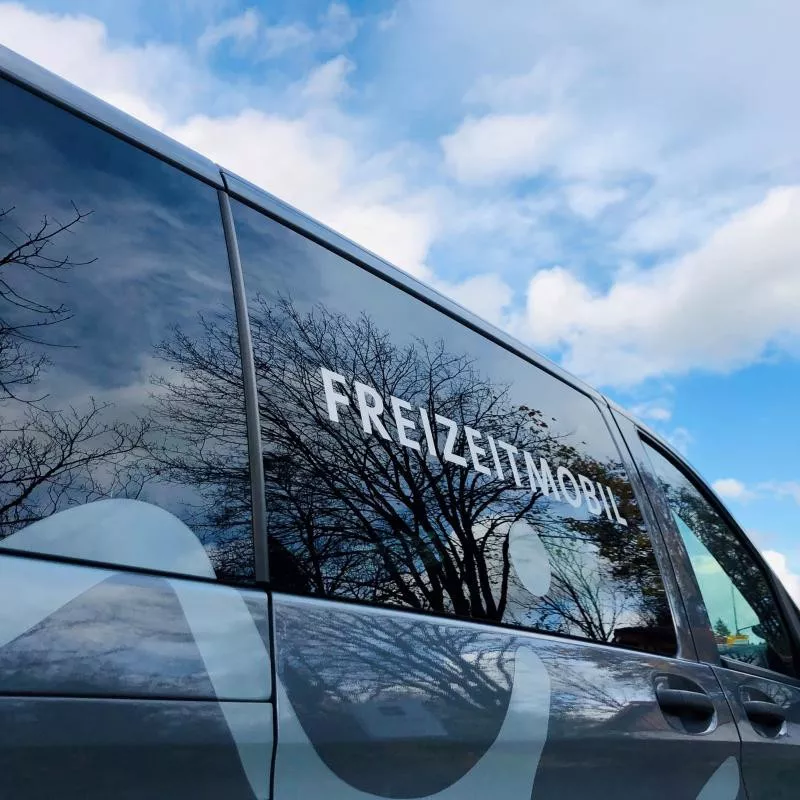 Bild zu: Freizeitmobil unterwegs