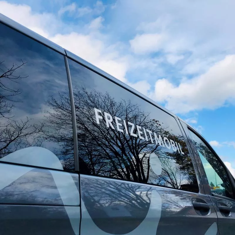 Bild zu: Freizeitmobil unterwegs